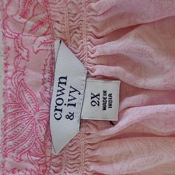 Crown & Ivy Pink & White Paisley Print V-neck Blouse size 2X - Picture 3 of 7